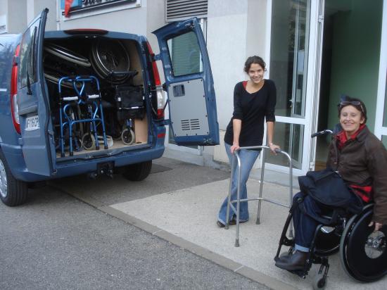 Chargement des fauteuils à l'APF 38 (association des paralysés de France), avec  Rose-Marie CUEVAS...