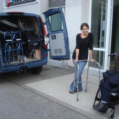 Chargement des fauteuils à l'APF 38 (association des paralysés de France), avec  Rose-Marie CUEVAS...