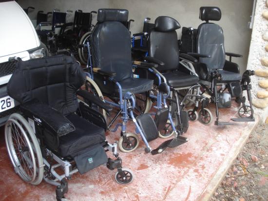 Les fauteuils roulants non pliables.